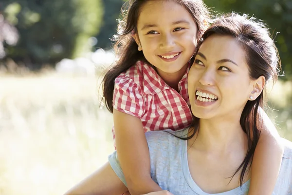 Asiática madre e hija en campo — Foto de Stock