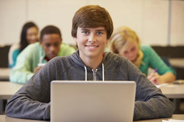 Gymnasiestudent vid skrivbord — Stockfoto
