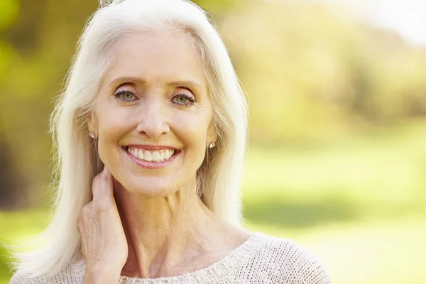 Frau entspannt sich in herbstlicher Landschaft — Stockfoto