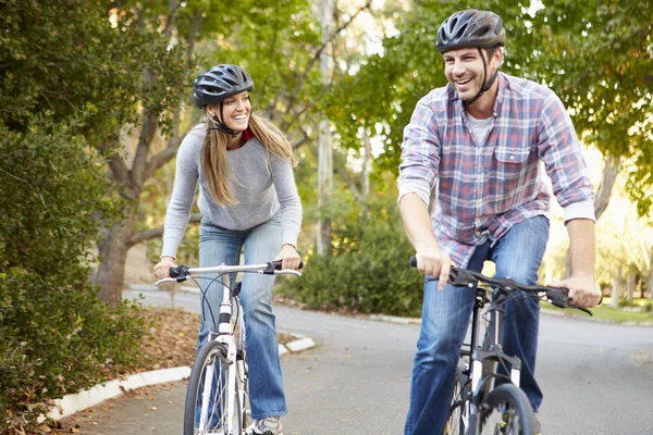 Pareja en paseo en bicicleta en el campo — Foto de Stock