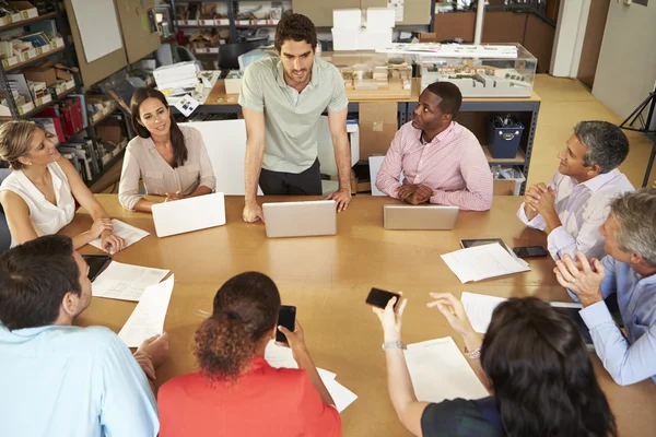 Arquitectos sentados en la reunión de mesa con computadoras portátiles y tabletas —  Fotos de Stock