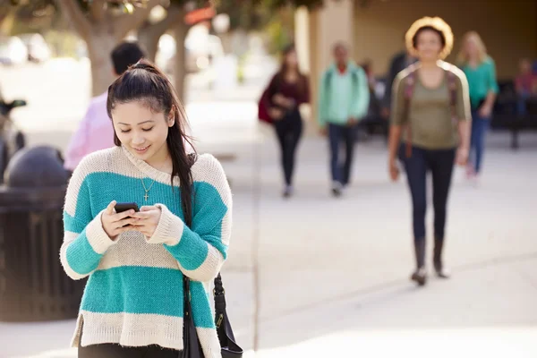 走到高中的女学生 — 图库照片