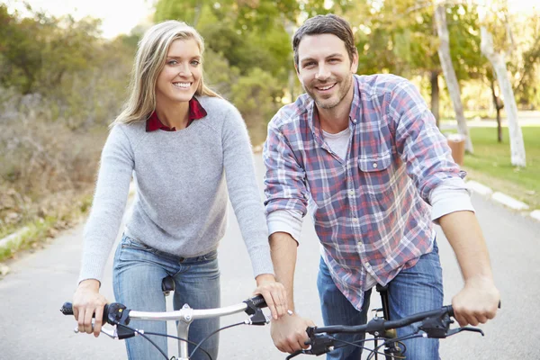 Pareja en paseo en bicicleta en el campo — Foto de Stock