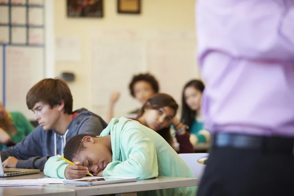 Entediado Aluno do Ensino Médio Slumped On Desk — Fotografia de Stock