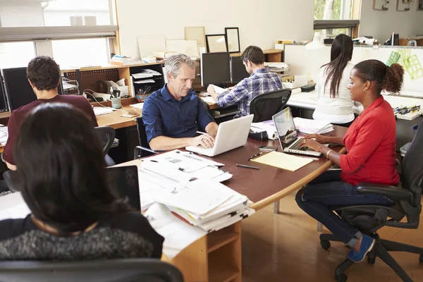 Equipo de Arquitectos Trabajando en escritorios en la oficina — Foto de Stock