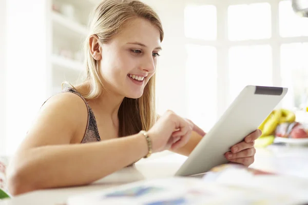 Teenage Girl Studying — Stock Photo, Image