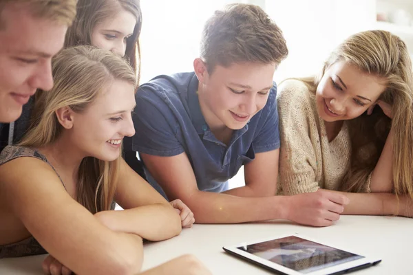 Adolescentes reunidos alrededor del ordenador portátil — Foto de Stock