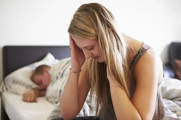 Preocupado adolescente chica en el dormitorio — Foto de Stock