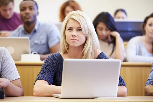 Kobieta studentka korzysta z laptopa w wykładzie — Zdjęcie stockowe