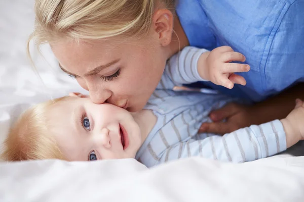 Mère embrasser bébé fils — Photo