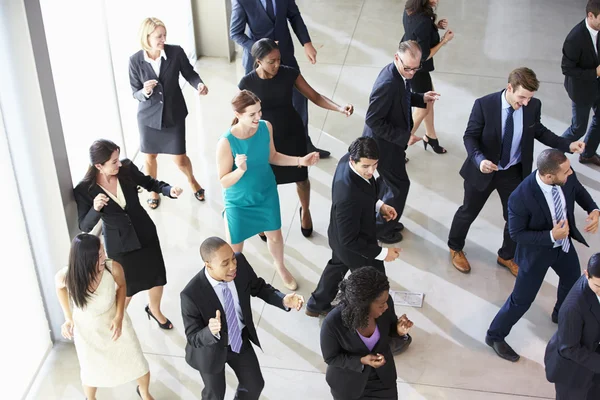 Вид сверху на бизнесменов, танцующих в офисном холле — стоковое фото