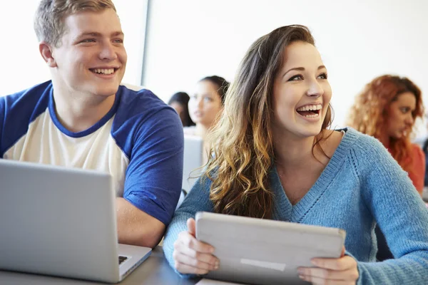 Estudantes universitários usando tablet digital e laptop na classe — Fotografia de Stock