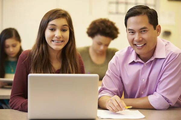 Studente di scuola superiore con insegnante — Foto Stock