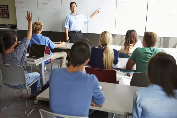 Tutor com alunos do ensino médio na classe — Fotografia de Stock