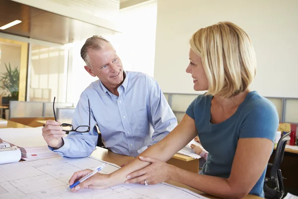 Architekten studieren gemeinsam Pläne in modernem Büro — Stockfoto