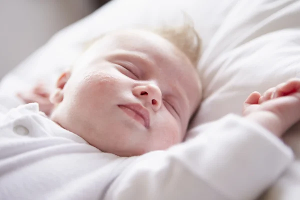 Pasgeboren baby meisje slapen — Stockfoto