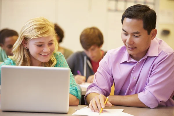 Studente di scuola superiore con insegnante — Foto Stock