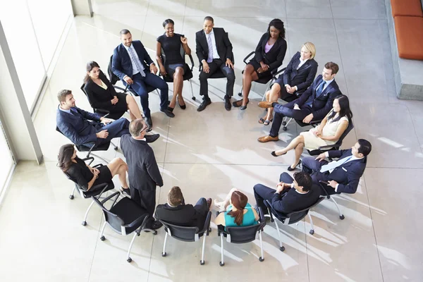 Empresário Dirigindo-se a Reunião de Pessoal de Escritório Multicultural — Fotografia de Stock