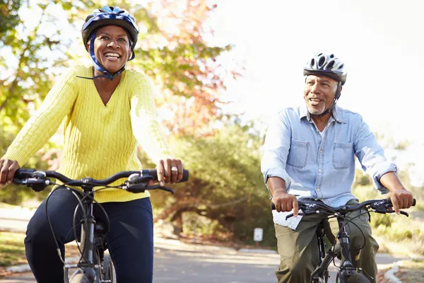 Senior Couple On Cycle Ride — Stock Photo, Image