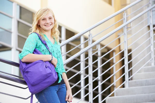 Vrouwelijke middelbare schoolstudent permanent — Stockfoto