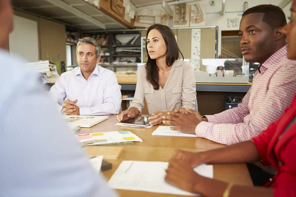 Grupo de arquitectos sentados alrededor de la mesa teniendo una reunión — Foto de Stock