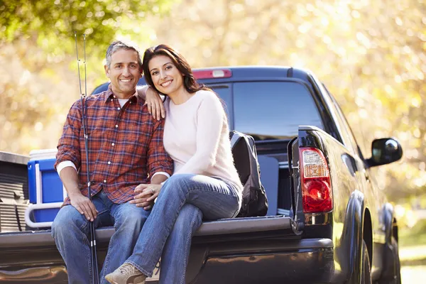 Coppia seduto in pick up camion in campeggio vacanza — Foto Stock