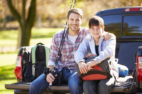 Padre e hijo sentados en camioneta para acampar — Foto de Stock