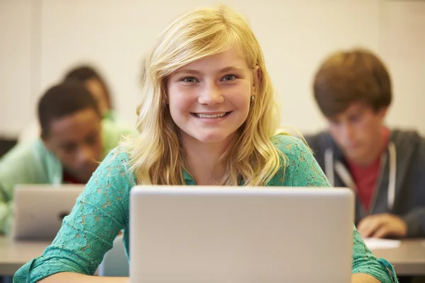 Étudiant du secondaire au bureau — Photo