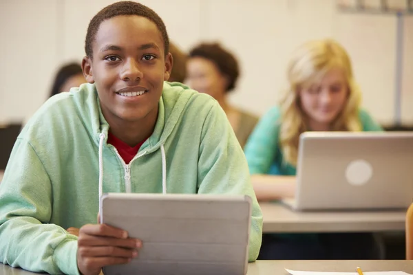 High schoolstudent aan Bureau — Stockfoto