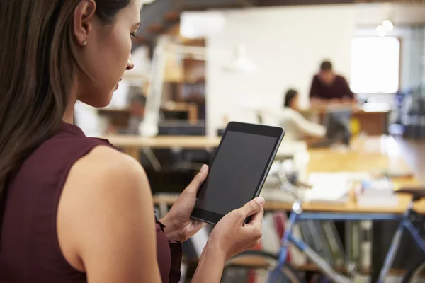 Businesswoman pomocí digitálního tabletu v moderní kanceláři — Stock fotografie