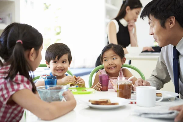 Tres niños asiáticos desayunando — Foto de Stock