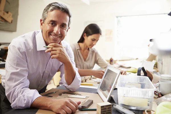 Dos arquitectos haciendo modelos en la oficina usando tableta digital — Foto de Stock