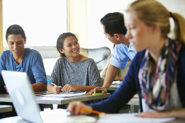 Gymnasieelever med lärare — Stockfoto