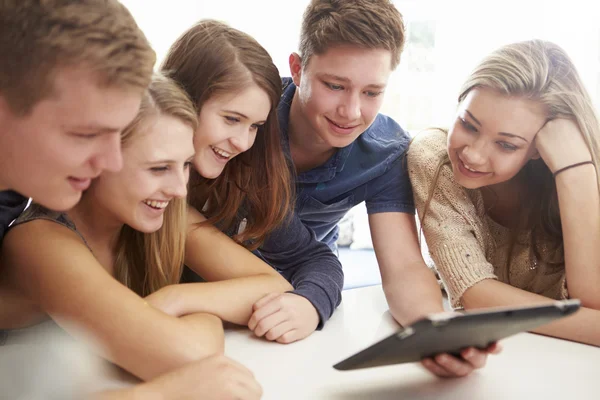 Adolescentes reunidos alrededor de la tableta digital — Foto de Stock