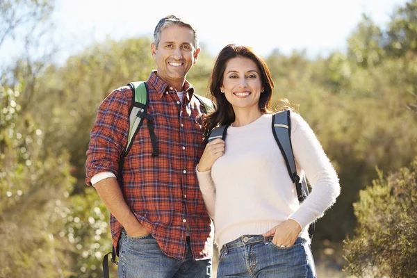 Retrato De Pareja Senderismo En Campo Usando Mochilas —  Fotos de Stock