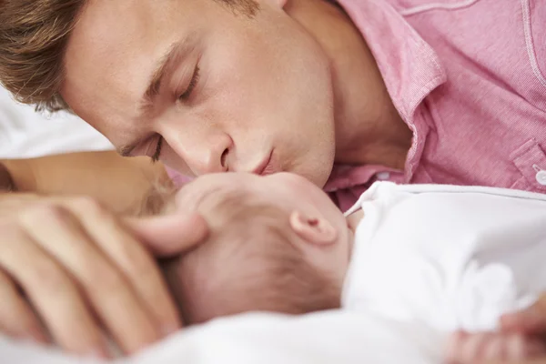 Pai beijando bebê menina — Fotografia de Stock