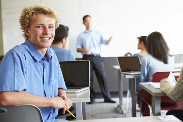 Estudante do ensino médio masculino usando laptop — Fotografia de Stock