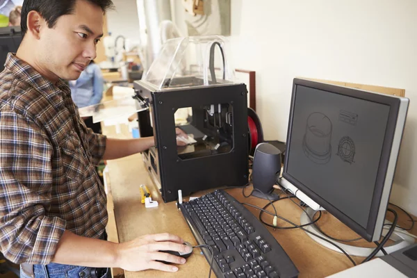 Arquitecto masculino usando impresora 3D en la oficina — Foto de Stock