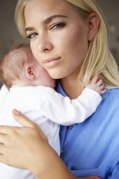 Mãe deprimida abraçando bebê — Fotografia de Stock