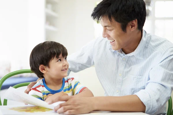 Père Aider son fils avec les devoirs — Photo