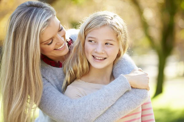 Madre e hija en el campo — Foto de Stock