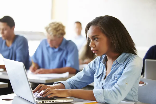 Middelbare schoolstudenten in de klas — Stockfoto