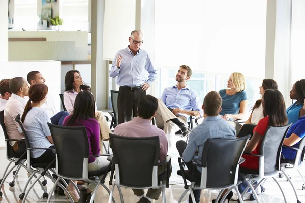 Unternehmer spricht vor multikulturellem Büro-Mitarbeitertreffen — Stockfoto