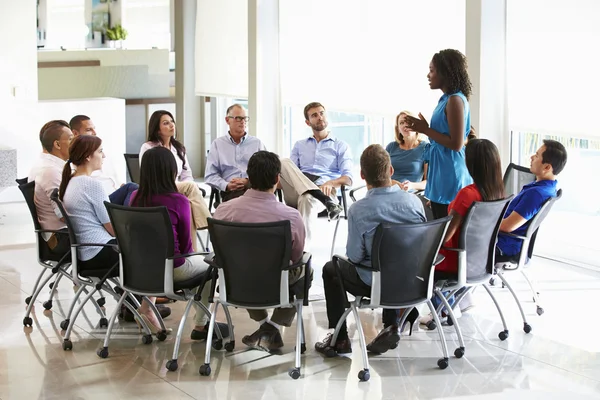 Zakenvrouw multi-culturele office personeelsvergadering adressering — Stockfoto