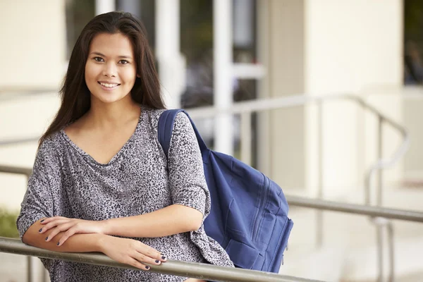 Vrouwelijke middelbare schoolstudent — Stockfoto