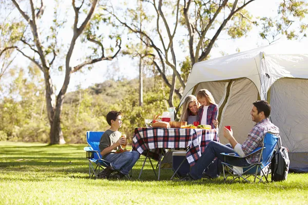 Familia disfrutando de unas vacaciones de camping en el campo —  Fotos de Stock
