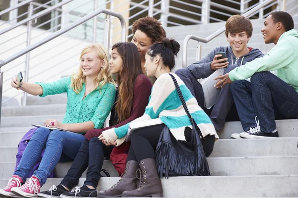 Középiskolás diákok, figyelembe véve a selfie — Stock Fotó