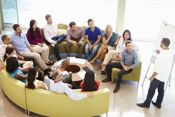 Geschäftsmann präsentiert sich vor Bürokollegen — Stockfoto