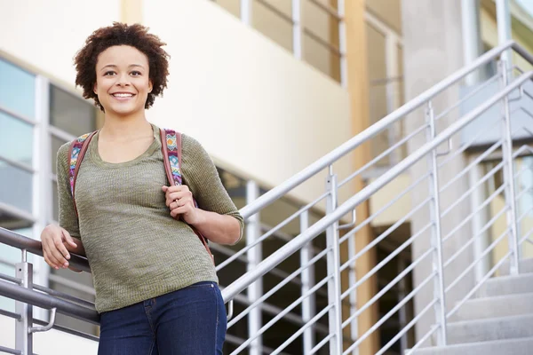 Student stojící mimo budovu — Stock fotografie