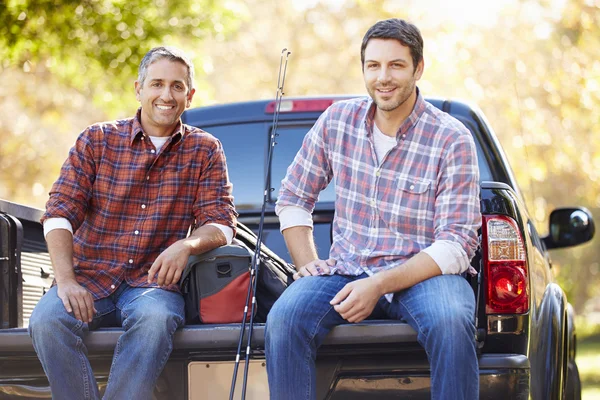 Porträt zweier Männer in Pick-up-Truck im Campingurlaub — Stockfoto